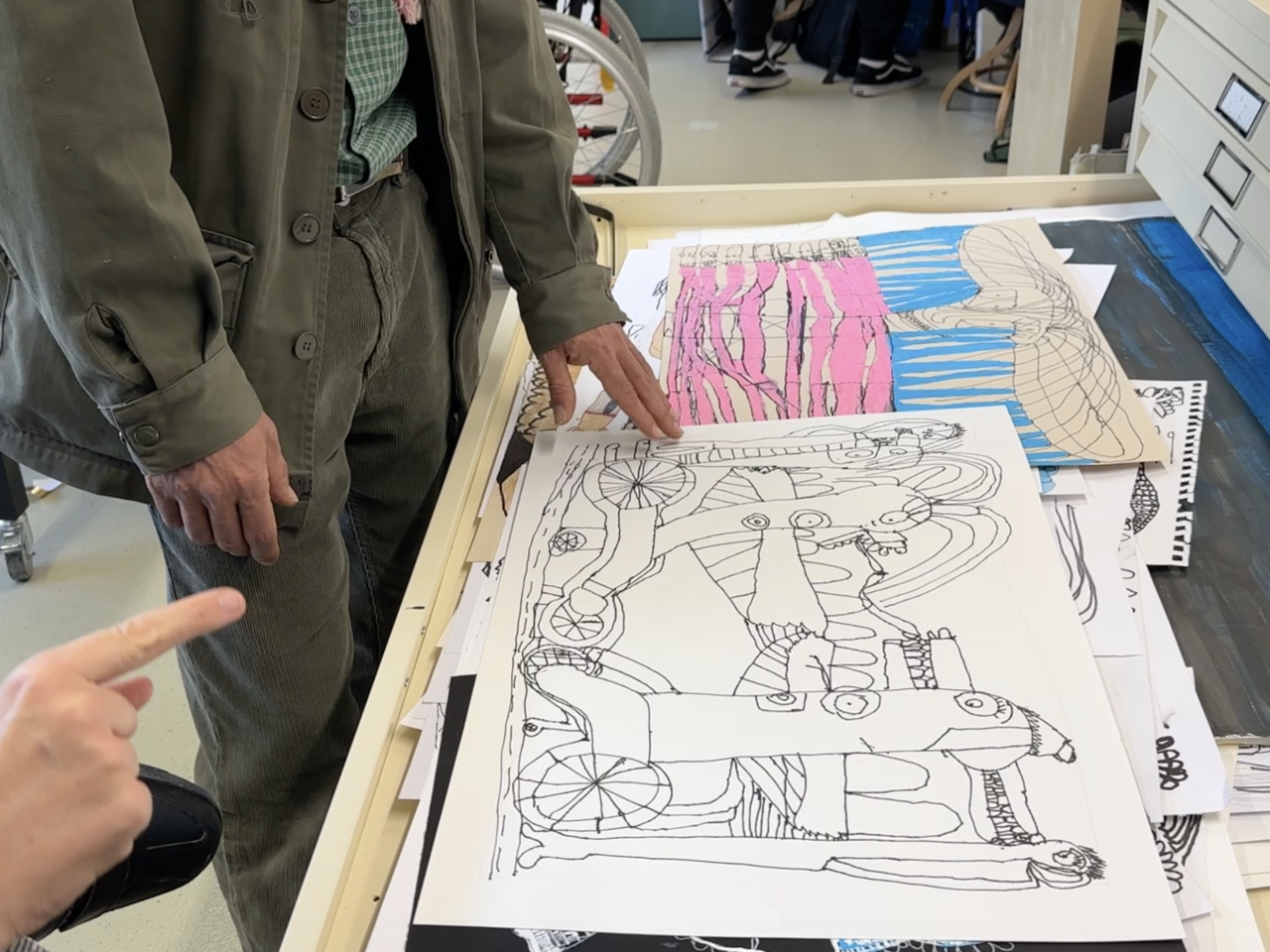 L’artiste genevois Hayan Kam Nakache découvrant le travail de l’artiste de Clair-Bois Alexandre Beaumgartner.