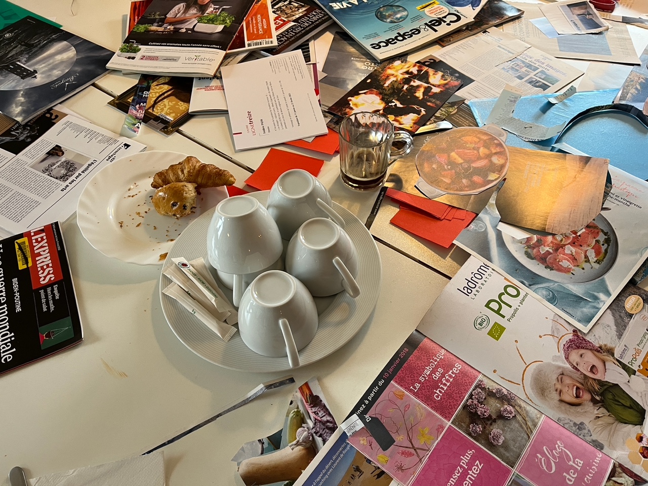 Café, croissants et photolangage au foyer Arabelle